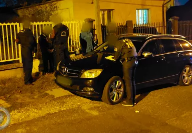 Belenéztek a zsaruk az öblítős flakonba, majd: ugrott a két pesti fickó Mercedese, milliói és szabadsága is - Fotók