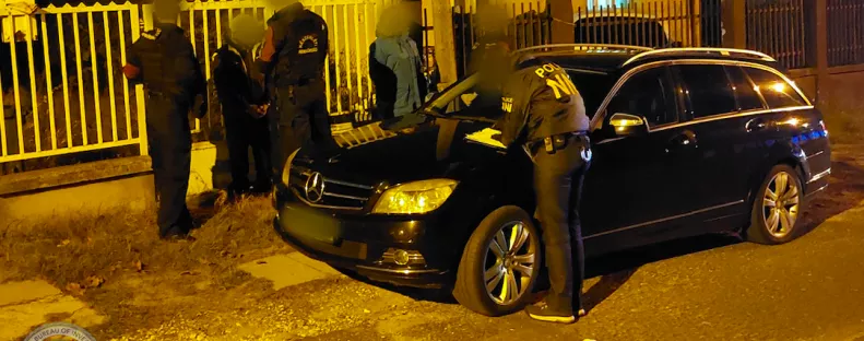 Belenéztek a zsaruk az öblítős flakonba, majd: ugrott a két pesti fickó Mercedese, milliói és szabadsága is - Fotók