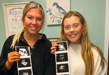 Egyszerre estek teherbe a legjobb barátnők: ami ezután történik, egyszerűen őrület - Videó