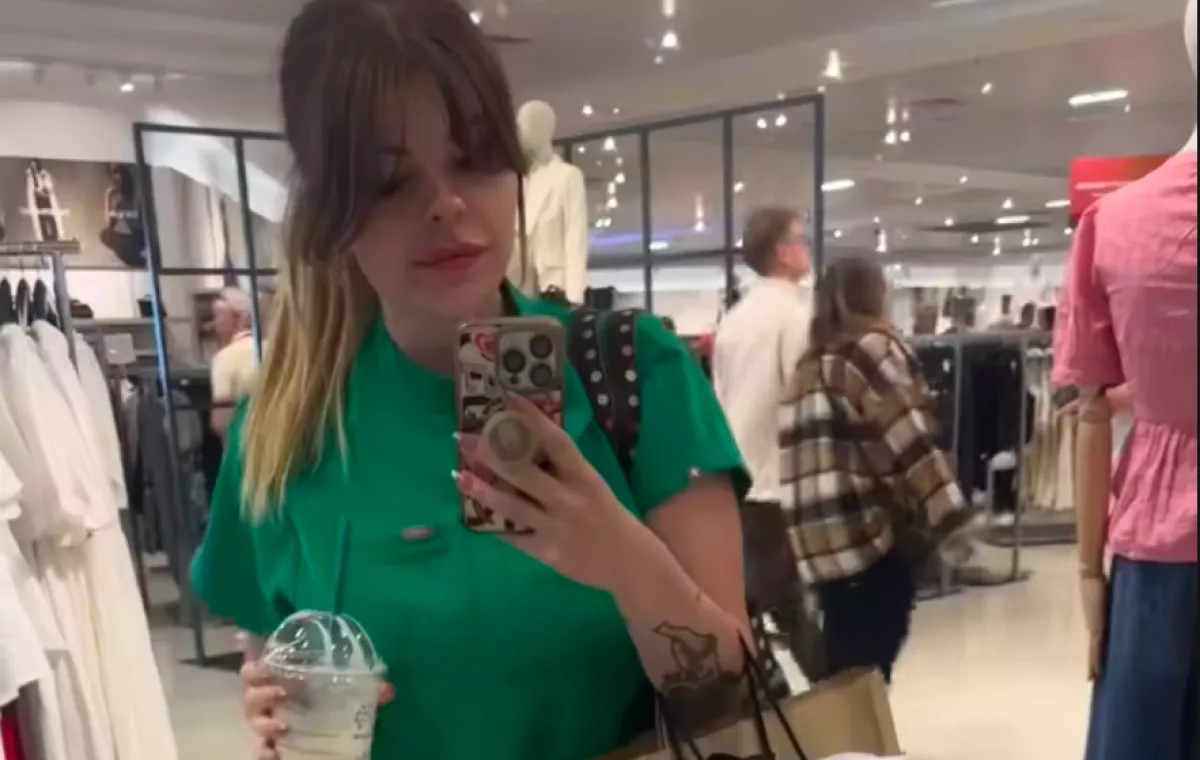 Kávét vesz a nő a Starbucksban: hangosan felnevet, amikor meglátja, mi van a poharára írva - Videó