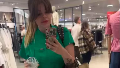 Kávét vesz a nő a Starbucksban: hangosan felnevet, amikor meglátja, mi van a poharára írva - Videó