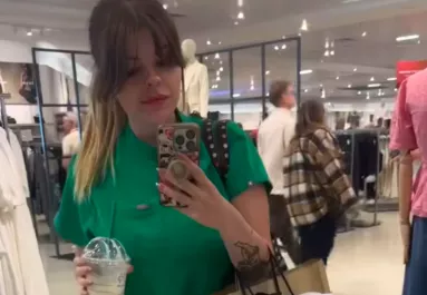 Kávét vesz a nő a Starbucksban: hangosan felnevet, amikor meglátja, mi van a poharára írva - Videó