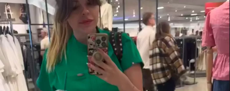 Kávét vesz a nő a Starbucksban: hangosan felnevet, amikor meglátja, mi van a poharára írva - Videó