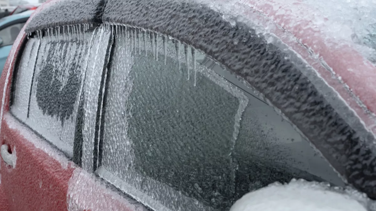 Zseniális trükk: így marad az autót szélvédője egész télen jégmentes