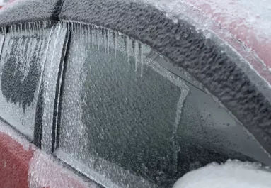 Zseniális trükk: így marad az autót szélvédője egész télen jégmentes