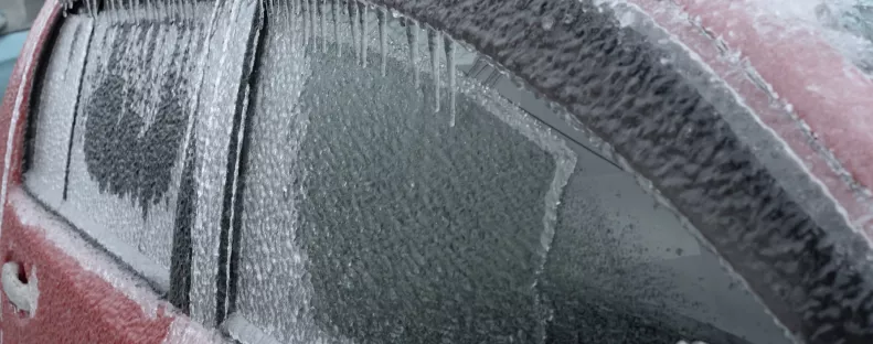 Zseniális trükk: így marad az autót szélvédője egész télen jégmentes