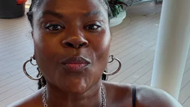 WC-t keres a reptéren a nő: amit ott talál, sokkolja - Videó