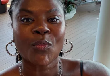 WC-t keres a reptéren a nő: amit ott talál, sokkolja - Videó