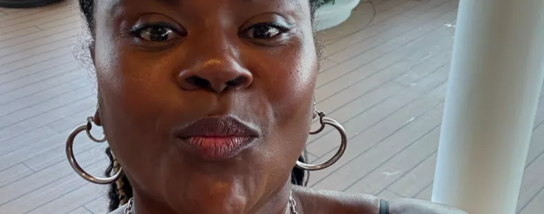 WC-t keres a reptéren a nő: amit ott talál, sokkolja - Videó