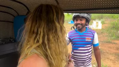 Borzalmas dolgot tett a férfi, aki útját állta az egyedül nyaraló lánynak - Videó