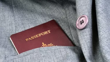 Ez az egy ember utazhat bárhová a világon útlevél nélkül