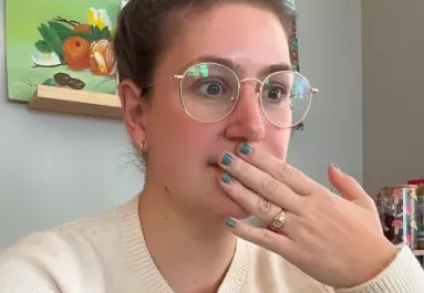 Pulóvert vesz a nő: amit otthon észrevesz rajta, azonnal gyanút kelt - Fotók