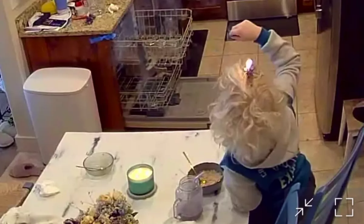 Egy gyertyától kapott lángra egy kisfiú haja - Kamera rögzítette