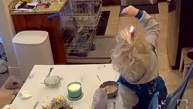 Egy gyertyától kapott lángra egy kisfiú haja - Kamera rögzítette