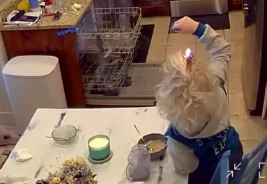 Egy gyertyától kapott lángra egy kisfiú haja - Kamera rögzítette