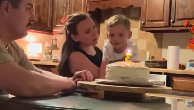 Szülinapi dalt énekel a család az elhunyt babának: amit a testvére ezután mond, szívszorító - Videó