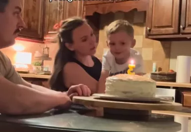 Szülinapi dalt énekel a család az elhunyt babának: amit a testvére ezután mond, szívszorító - Videó