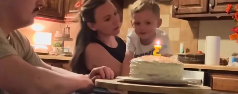 Szülinapi dalt énekel a család az elhunyt babának: amit a testvére ezután mond, szívszorító - Videó