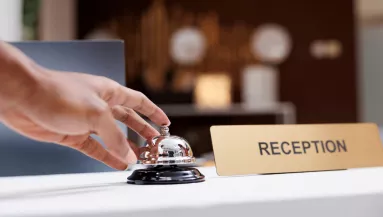 Borzalmas dolgot fedezett fel a szálloda portása, amikor belépett a vendég szobájába