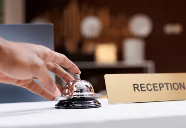 Borzalmas dolgot fedezett fel a szálloda portása, amikor belépett a vendég szobájába