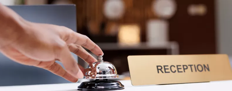 Borzalmas dolgot fedezett fel a szálloda portása, amikor belépett a vendég szobájába