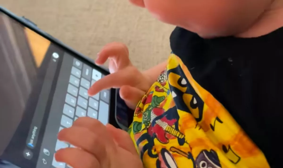 Megdöbben az apa, amikor meglátja, mit csinál a 3 éves fia az IPad-del - Videó
