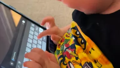 Megdöbben az apa, amikor meglátja, mit csinál a 3 éves fia az IPad-del - Videó