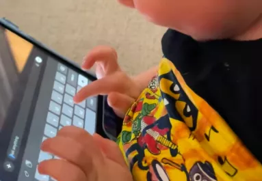 Megdöbben az apa, amikor meglátja, mit csinál. a3 éves fia az IPad-del - Videó