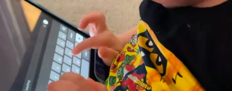 Megdöbben az apa, amikor meglátja, mit csinál. a3 éves fia az IPad-del - Videó