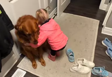 Elbúcsúzik a kislány a golden retrievertől: ami ezután történik, szívfacsaró – Videó
