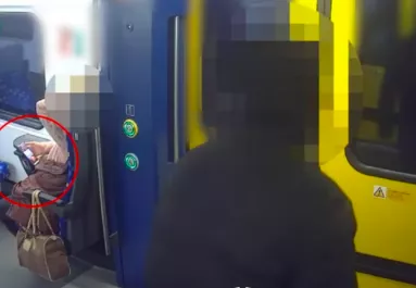 Odaugrott a fiatal srác a nőhöz a sülysápi vonaton: ami ezután történt, azért börtönt kérnek rá - Videó