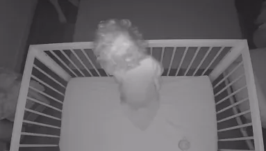 Felébred éjszaka az egyéves: Amit aztán az anyjának mond, az az utolsó csepp a pohárban - Videó