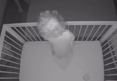 Felébred éjszaka az egyéves: Amit aztán az anyjának mond, az az utolsó csepp a pohárban - Videó