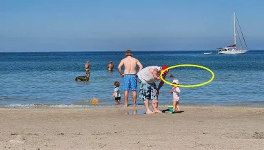 Családi fotót lőtt az anya a tengerparton: amikor otthon megnézte a képet, meghűlt az ereiben a vér - Fotók