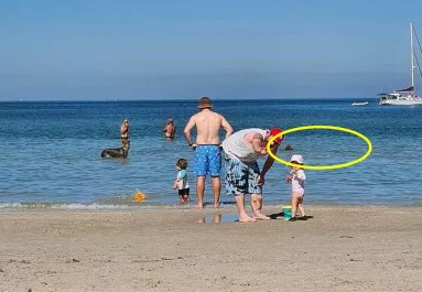 Családi fotót lőtt az anya a tengerparton: amikor otthon megnézte a képet, meghűlt az ereiben a vér - Fotók