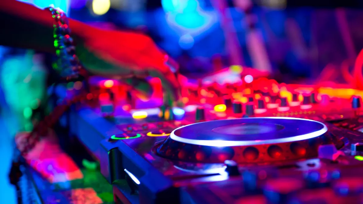 Életfogytiglant is kaphatnak: ismert magyar DJ-k árulták a drogot a bulijaikon - Fotók