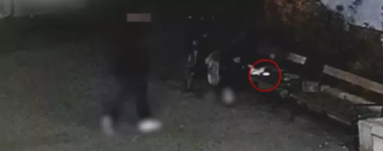 Odalépett a padon alvó ismerőséhez a férfi Esztergomban, majd olyat tett, amiért most börtönbe küldenék - Videó