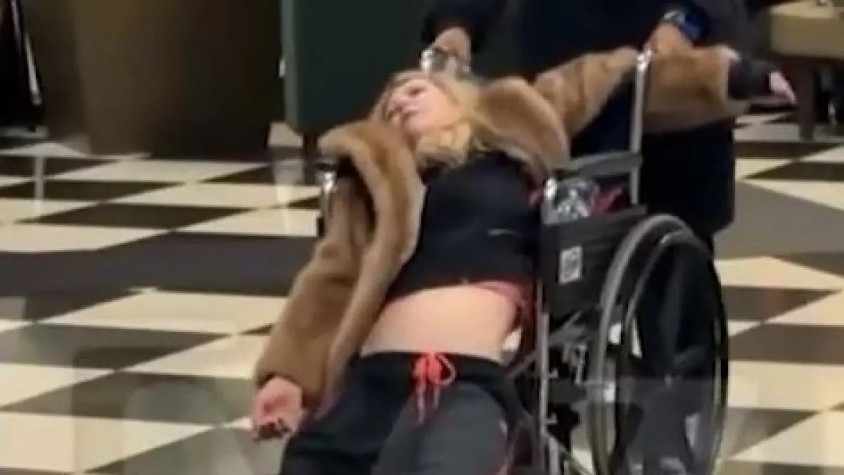 Csont és bőr: bedrogozva, tolókocsiban fotózták le az Amerikai pite sztárját - Fotók