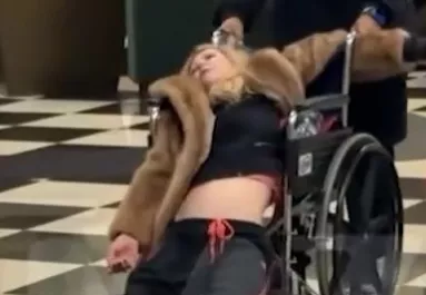 Csont és bőr: bedrogozva, tolókocsiban fotózták le az Amerikai pite sztárját - Fotók