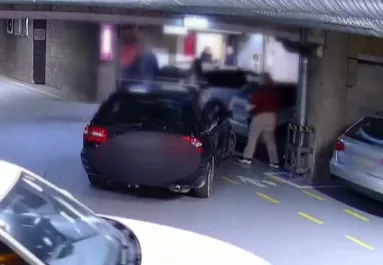 Bicskanyitogató dolgot tett Gabriella és Petra az idős úrral a tatabányai mélygarázsban - Videó