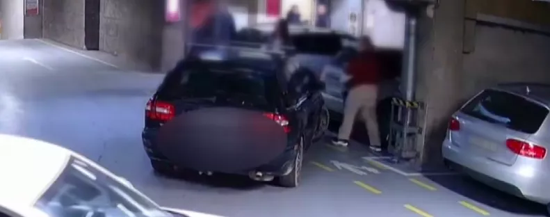 Bicskanyitogató dolgot tett Gabriella és Petra az idős úrral a tatabányai mélygarázsban - Videó