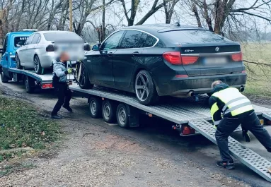Ugrottak a luxus BMW-k, a tízmilliók és az arany: 9 embert vettek őrizetbe - Brutális képek érkeztek