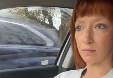 A fia vörös hajáról tett fel kérdést egy idegen a nőnek: nem jutott szóhoz, mit - Videó