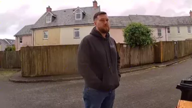 Az ajtókamerán látta meg először az új randi partnerét Olivia: a reakciója vírusos siker - Videó