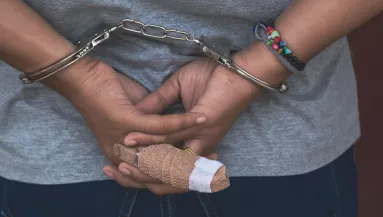 Kádba fojtotta áldozatait: "szép gyerekekre" vadászott a sorozatgyilkos nő - Videó