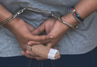 Kádba fojtotta áldozatait: "szép gyerekekre" vadászott a sorozatgyilkos nő - Videó