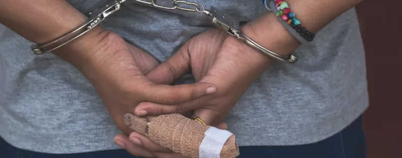 Kádba fojtotta áldozatait: "szép gyerekekre" vadászott a sorozatgyilkos nő - Videó