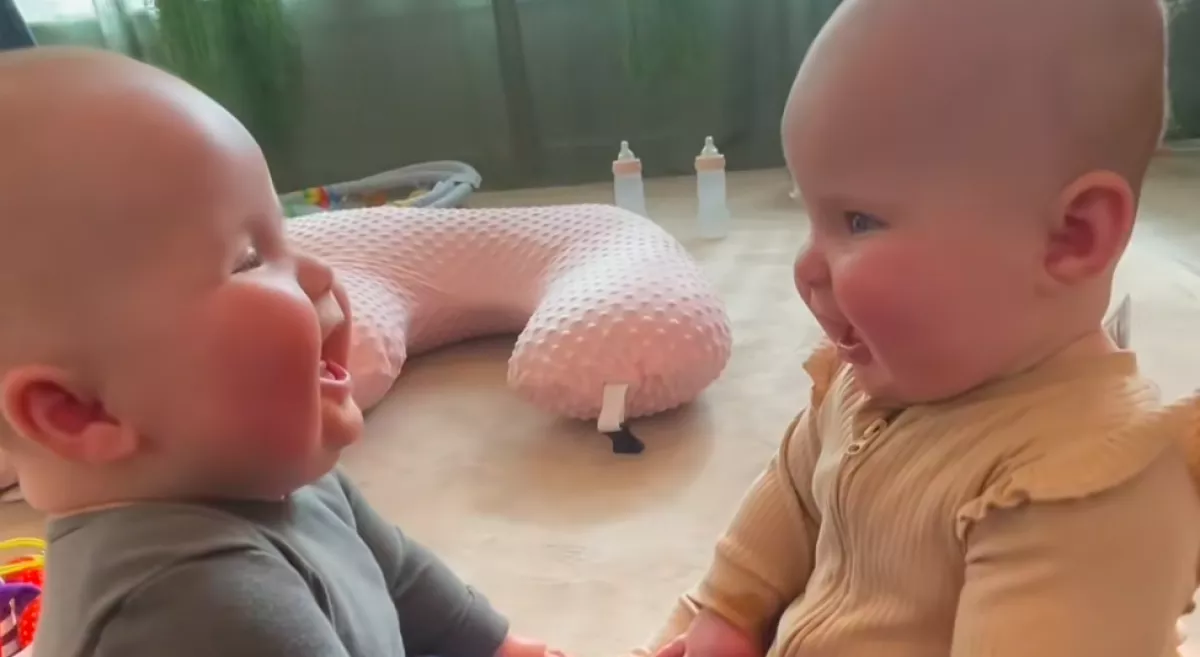 Először ülnek szemben egymással az ikerbabák: hihetetlen, ami történik - Videó