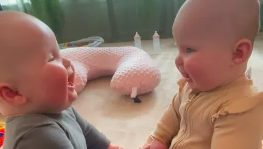 Először ülnek szemben egymással az ikerbabák: hihetetlen, ami történik - Videó