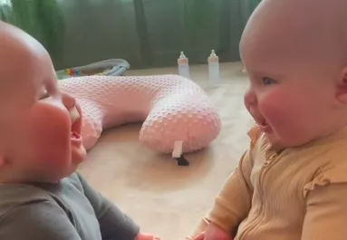 Először ülnek szemben egymással az ikerbabák: hihetetlen, ami történik - Videó